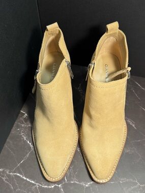 Gianni Bini Eyddie Oat Natural Suede Western Ankle Booties Size 7.5M